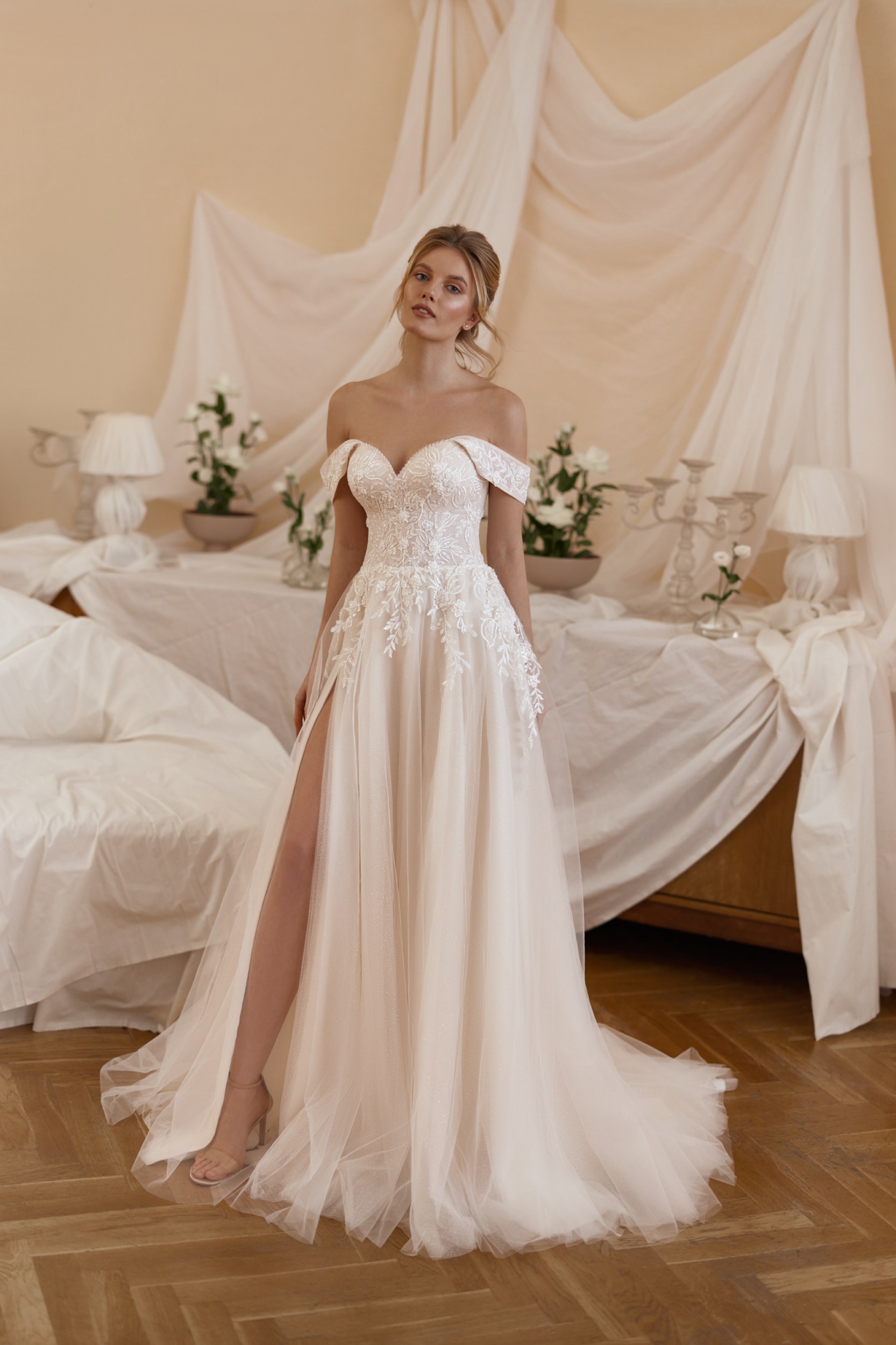 brautkleid mit beinschlitz lenaia